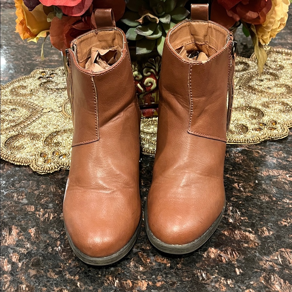 Forever 21 Tan/Brown Short Round Toe Ankle Boots Size 7